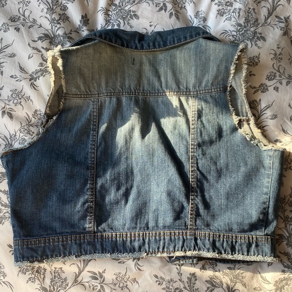 Distressed Cropped Denim Vest - Picture 4 of 4